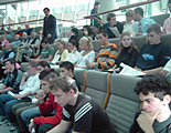 Die SchülerInnen verfolgen eine Debatte im Düsseldorfer Landtag.